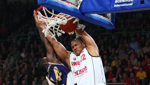 Schönen Dunk: Bambergs Robert Garret (rechts) setzt sich unterm Korb gegen Oldenburgs Ruben Boumtje durch – und punktet! Schönen Dunk: Bambergs Robert Garret (rechts) setzt sich unterm Korb gegen Oldenburgs Ruben Boumtje durch – und punktet!