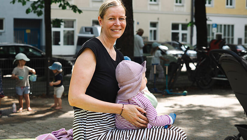 Wahrscheinlich würde sie mehr arbeiten, wenn die Krippe teurer wird, sagt Jeannette auf dem Spielplatz am Gollierplatz im Westend. Wahrscheinlich würde sie mehr arbeiten, wenn die Krippe teurer wird, sagt Jeannette auf dem Spielplatz am Gollierplatz im Westend.