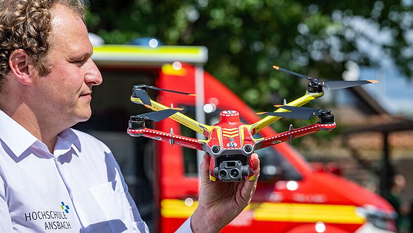 Projektleiter Stefan Geißelsöder von der Hochschule Ansbach führt eine Drohne vor, die frühzeitig Waldbrände erkennen soll. Projektleiter Stefan Geißelsöder von der Hochschule Ansbach führt eine Drohne vor, die frühzeitig Waldbrände erkennen soll.