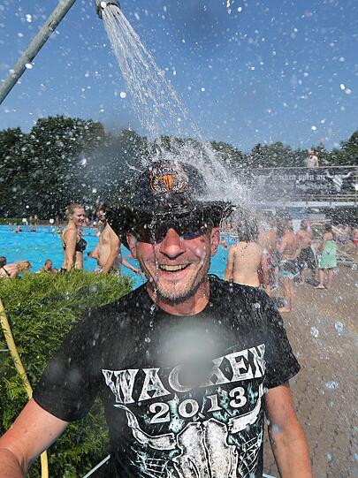 Brütende Hitze in Wacken. Die Metal-Fans strömen zu Tausenden ins örtliche Freibad.