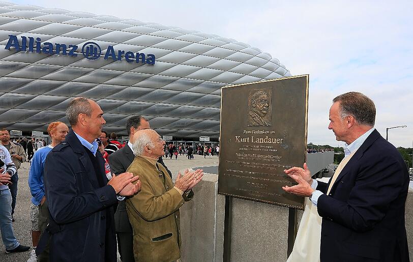 Karl-Heinz Rummenigge, der  Vorstandsvorsitzende der FC Bayern, enthüllte die Gedenktafel zusammen mit dem Neffen von Kurt Landauer, Uri Siegel, und dem Vorsitzenden des Kurt-Landauer-Fanclus aus Zürich, Peter Weisz.