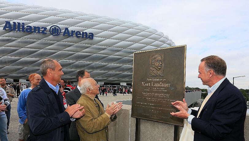 Karl-Heinz Rummenigge, der Vorstandsvorsitzende der FC Bayern, enthüllte die Gedenktafel zusammen mit dem Neffen von Kurt Landauer, Uri Siegel, und dem Vorsitzenden des Kurt-Landauer-Fanclus aus Zürich, Peter Weisz. Karl-Heinz Rummenigge, der Vorstandsvorsitzende der FC Bayern, enthüllte die Gedenktafel zusammen mit dem Neffen von Kurt Landauer, Uri Siegel, und dem Vorsitzenden des Kurt-Landauer-Fanclus aus Zürich, Peter Weisz.