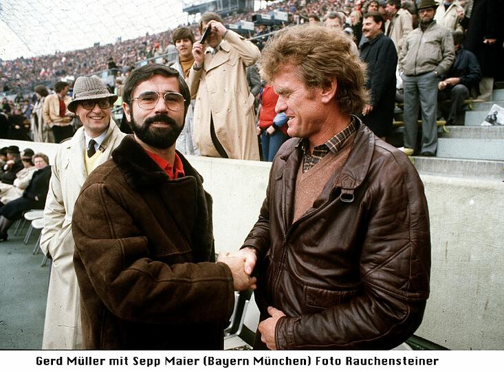 Gerd Müller mit Torwart-Legende Sepp Maier 1984 bei einem Bundesligaspiel des FC Bayern.