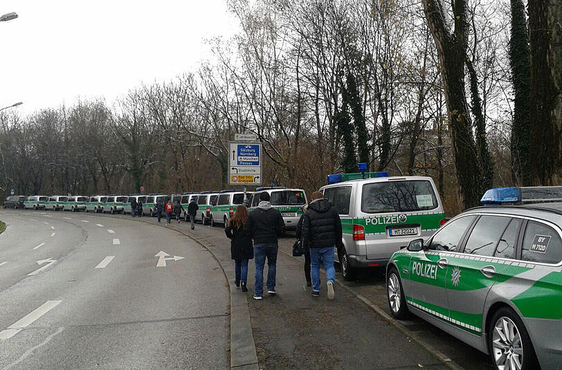 Wie schon bei den letzten Amateurderbys ist die Polizei mit einem riesigen Aufgebot vor Ort.