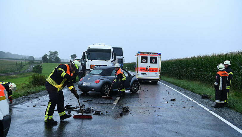 Schwerer Verkehrsunfall auf der B304 nahe Traunreut Schwerer Verkehrsunfall auf der B304 nahe Traunreut