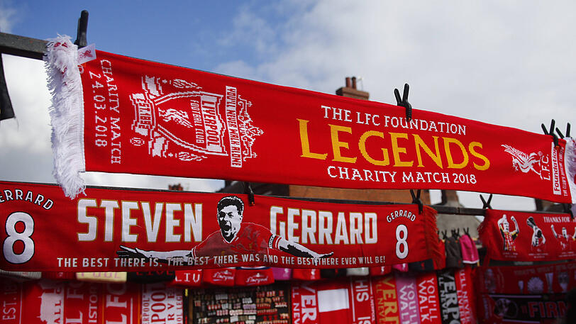 Fanschals im Angebot vor dem Stadion an der Anfield Road.