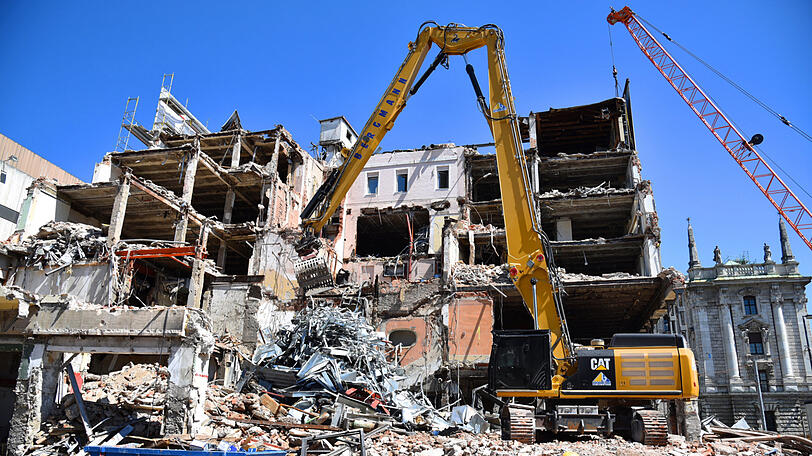 Die Baustelle am Königsplatz etwa darf auch in Coronazeiten weiter arbeiten.