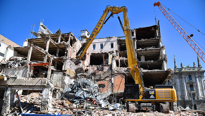 Die Baustelle am Königsplatz etwa darf auch in Coronazeiten weiter arbeiten. Die Baustelle am Königsplatz etwa darf auch in Coronazeiten weiter arbeiten.