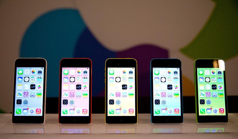 Apple hat erstmals ein neues günstigeres iPhone-Modell vorgestellt. Das Gerät heißt wie erwartet iPhone 5C und hat ein Gehäuse aus Plastik in bunten Farben. Die Bilder aus dem Berliner Apple-Store.