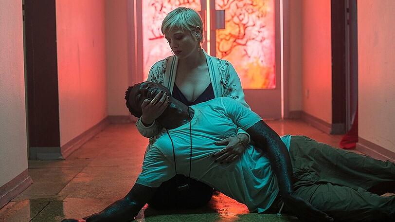 Mieze (Jella Haase) und Francis (Welket Bungué) in "Berlin Alexanderplatz"