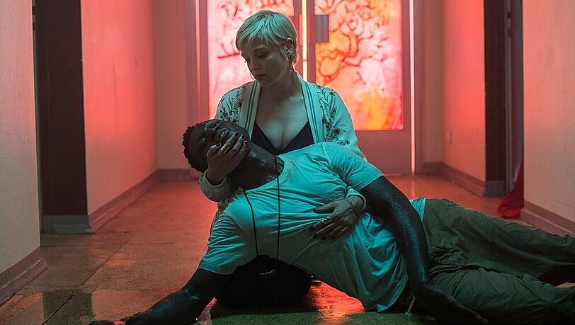 Mieze (Jella Haase) und Francis (Welket Bungué) in "Berlin Alexanderplatz" Mieze (Jella Haase) und Francis (Welket Bungué) in "Berlin Alexanderplatz"