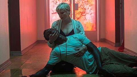 Mieze (Jella Haase) und Francis (Welket Bungué) in "Berlin Alexanderplatz"