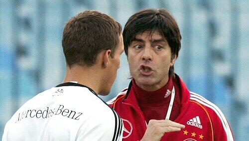 Joachim Löw (r.) im Gespräch mit "Sorgenkind" Lukas Podolski Joachim Löw (r.) im Gespräch mit "Sorgenkind" Lukas Podolski