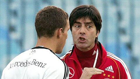 Joachim Löw (r.) im Gespräch mit "Sorgenkind" Lukas Podolski