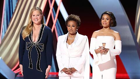 Amy Schumer, Wanda Sykes und Regina Hall (v.l.) führten durch die Gala.