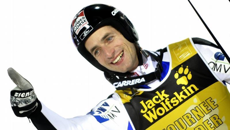 Wolfgang Loitzl jubelt nach seinem Finalsprung bei der Vierschanzentournee.