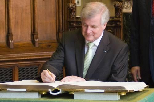Ministerpräsident Horst Seehofer (CSU) trägt sich in das Goldene Buch der Stadt München ein.