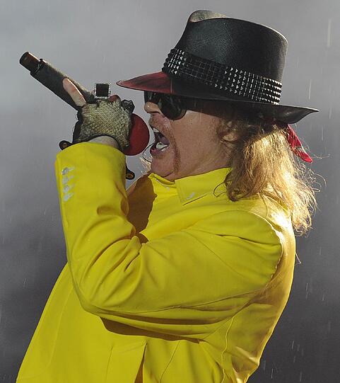 Wer ist das denn? Hätten Sie Axl Rose erkannt? Er schockte seine Fans jüngst mit Pausbacken und Kugelbauch. Der Sänger von Guns'N'Roses hat mächtig zugelegt...