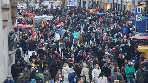 Weichnachtlicher Geschenkswahnsinn: am ersten Adventsamstag ist das Weihnachtsgeschäft wieder gestartet. Die Bilder vom Einkaufstrubel in der Münchner Innenstadt.
