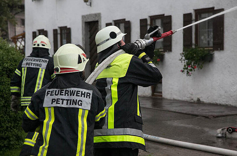 Bilder vom Großeinsatz der Feuerwehr: In Petting stand ein Stall in Vollbrand, etliche Tiere mussten aus dem brennenden Gebäude gerettet werden.