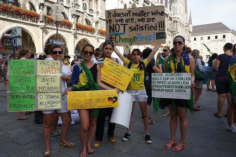 Mehrere Hundert Brasilianer und Brasilianerinnen haben am Marienplatz gegen Zustände in Brasilien demonstriert.