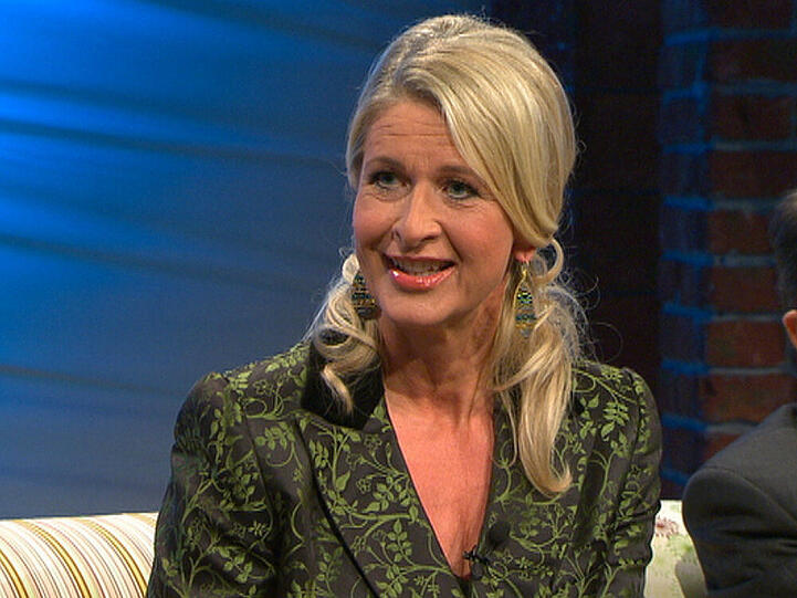Raphaela Ackermann talkt mit ihren Gästen auf der Couch