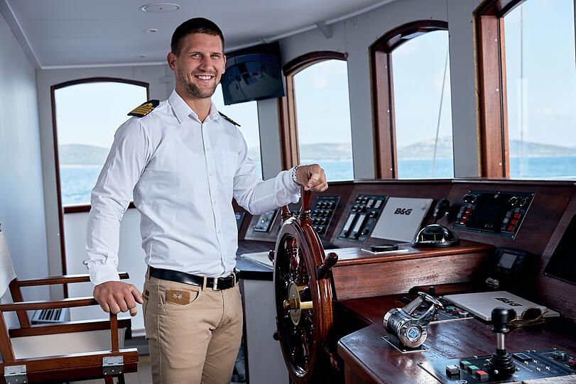 Dieser Mann hat auf der MY Bellezza das Sagen: Kapitän Ante! Der erst 29-Jährige kennt die Region Dalmation wie seine Westentasche und macht die Shootingreise für alle Beteiligten zum unvergesslichen Erlebnis.