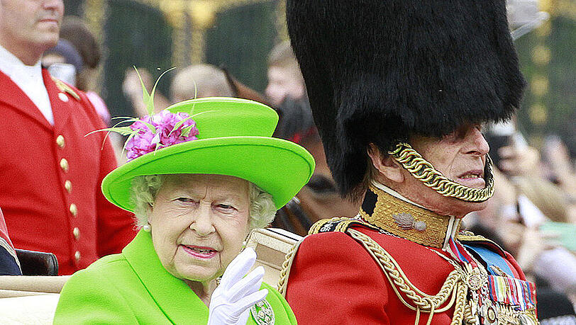 Queen Elizabeth und Gatte Prinz Philip im Jahr 2016 bei der Militärparade "Trooping the Colour". Queen Elizabeth und Gatte Prinz Philip im Jahr 2016 bei der Militärparade "Trooping the Colour".