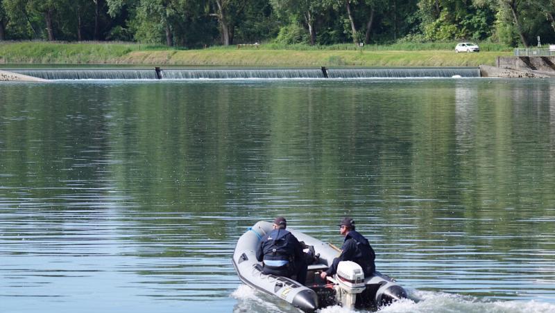 Einsatzkräfte fahren nach dem Schlauchbootunglück den Rhein ab. Einsatzkräfte fahren nach dem Schlauchbootunglück den Rhein ab.