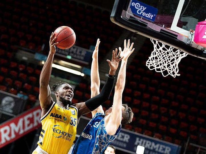 Landry Nnoko (l) von Alba Berlin punktet gegen Frankfurt.