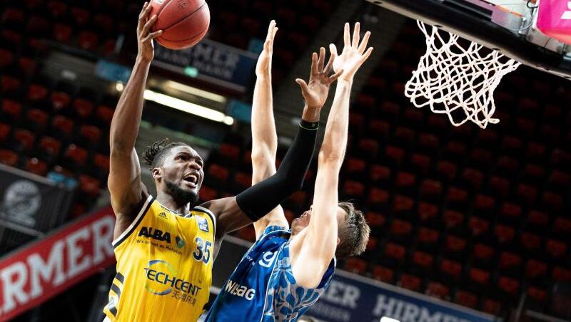 Landry Nnoko (l) von Alba Berlin punktet gegen Frankfurt. Landry Nnoko (l) von Alba Berlin punktet gegen Frankfurt.