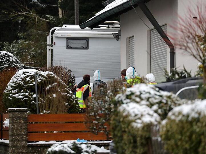 Polizisten und Mitarbeiter der Spurensicherung auf dem Anwesen des ermordeten Ehepaars in Schnaittach.