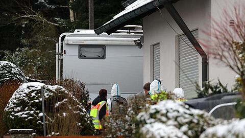 Polizisten und Mitarbeiter der Spurensicherung auf dem Anwesen des ermordeten Ehepaars in Schnaittach.