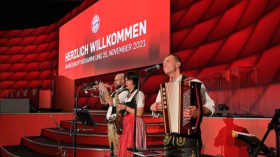 Die Band "Die Heufelder" sorgt für die musikalische Untermalung.