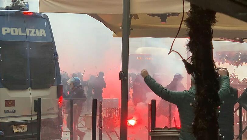Vor dem Spiel kommt es zu Zusammenstößen zwischen der Polizei und Fans von Eintracht Frankfurt.