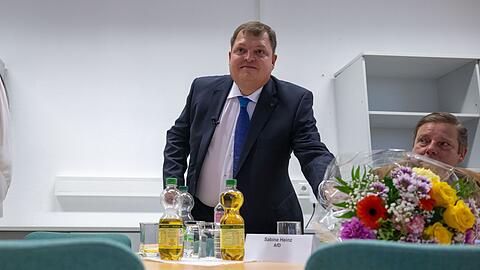 Blumen für den neuen Bürgermeister von Raguhn-Jeßnitz: Hannes Loth von der AfD.