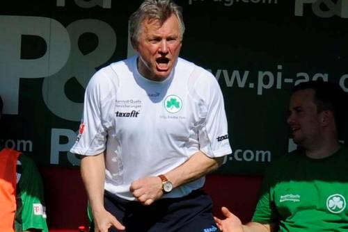 Körpersprache und  &ndash;Spannung sprechen Bände: Fürths Trainer Benno Möhlmann lebt vor, was Engagement bedeutet.
