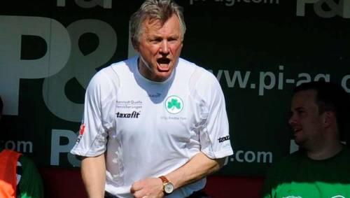 Körpersprache und –Spannung sprechen Bände: Fürths Trainer Benno Möhlmann lebt vor, was Engagement bedeutet. Körpersprache und –Spannung sprechen Bände: Fürths Trainer Benno Möhlmann lebt vor, was Engagement bedeutet.