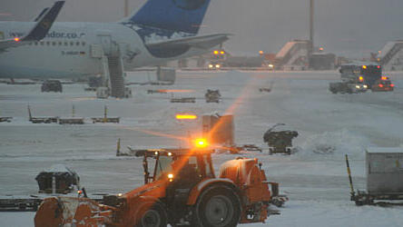 Die Flugzeuge am wichtigsten deutschen Flughafen blieben am Dienstagmorgen am Boden.