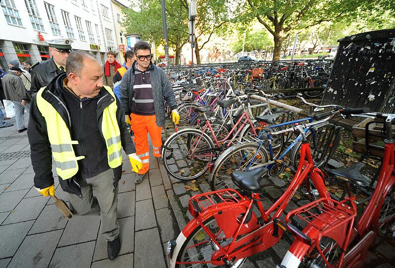 Bei seiner alljährlichen Schrottradl-Entsorgungsaktion sammelt das Baureferat jedes Mal tausende fahruntüchtige Räder ein. In den nächsten zwei Wochen wird Platz geschaffen in den öffentlichen Radlständern. Die Seriennummern werden von der Polizei notiert, falls doch noch jemand sein Rad vermisst.