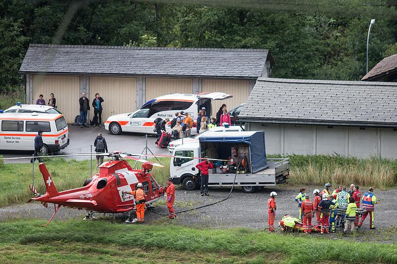Die Rettungskräfte mussten die Verletzten mit Hubschraubern von der schwer zugänglichen Unfallstelle bergen. Die Bilder.