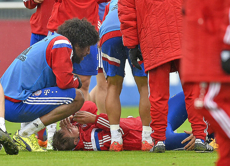 Der FCB-Schock in Bildern - hier wird der verletzte Philipp Lahm beim Training abtransportiert!