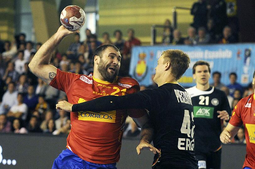 Harte Angelegenheit: Im Auftaktduell der Deutschen gegen Spanien geht es gleich um viel.