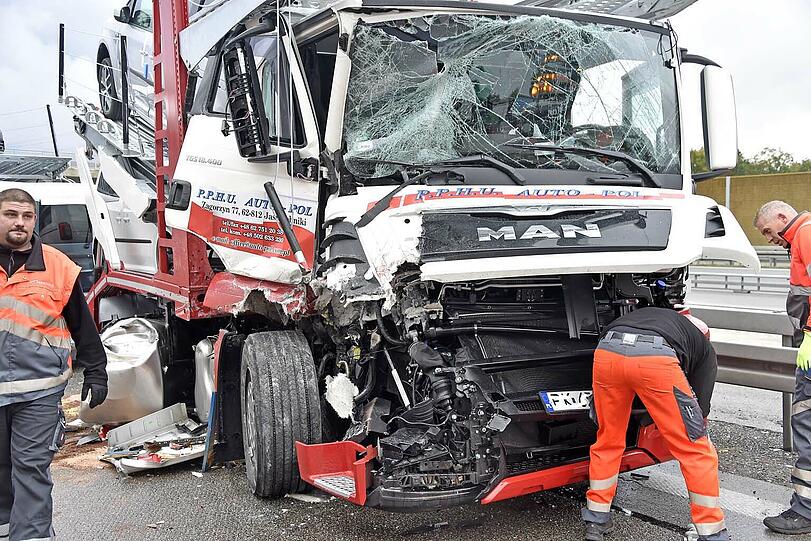 Auf der A99 ist ein Autotransporter auf einen vorausfahrenden Sattelschlepper aufgefahren. Der Unfall führte zu kilometerlangen Staus.