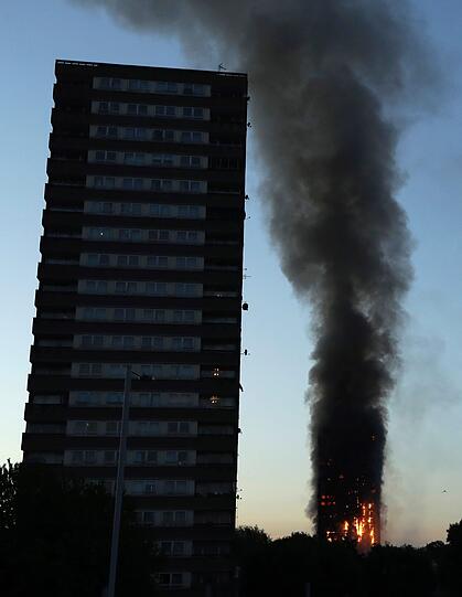 Das Hochhaus brennt vom 2. bis zum 27. Stock, Menschen wurden von den Flammen eingeschlossen - Bilder vom Inferno im Londoner Stadtbezirk Royal Borough of Kensington and Chelsea
