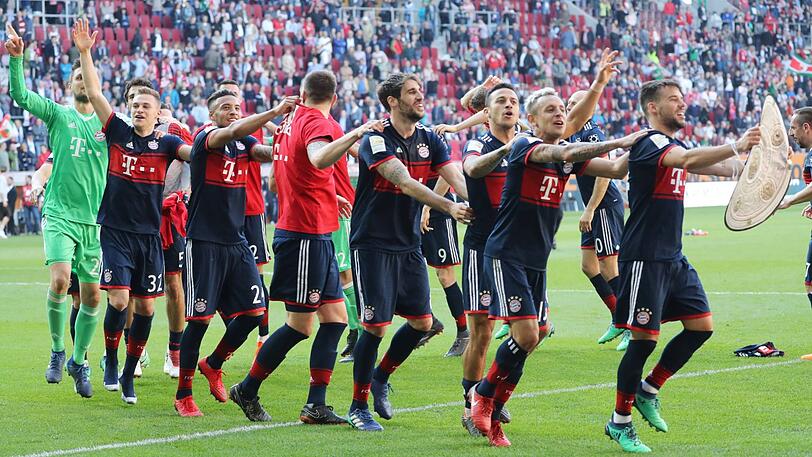Feierlichkeiten in Augsburg: Bereits am 29. Spieltag haben die Bayern die Meisterschaft eingetütet.
