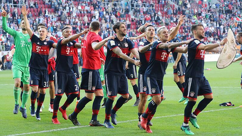 Feierlichkeiten in Augsburg: Bereits am 29. Spieltag haben die Bayern die Meisterschaft eingetütet. Feierlichkeiten in Augsburg: Bereits am 29. Spieltag haben die Bayern die Meisterschaft eingetütet.