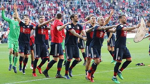Feierlichkeiten in Augsburg: Bereits am 29. Spieltag haben die Bayern die Meisterschaft eingetütet.