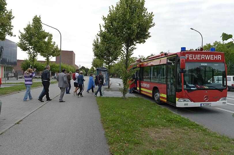 Während der Löscharbeiten kommen die Anwohner in einem Großraumrettungswagen unter.