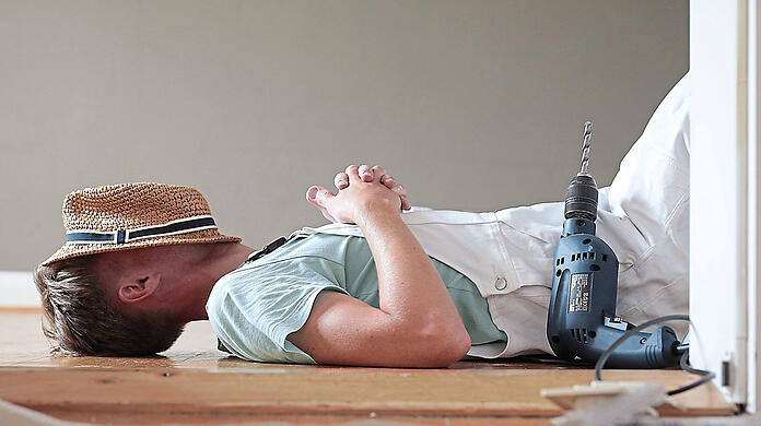 Hitze-Pause: Ein Handwerker macht zwischendurch Siesta.